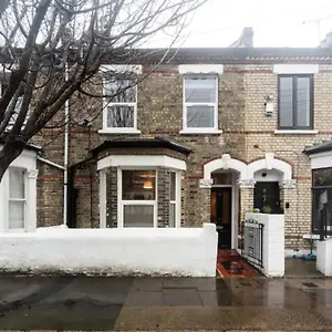 Pass The Keys Characterful Victorian Near Holiday home London