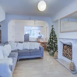 Pass The Keys Charming 2 Bedroom House Good Transport And Parking Holiday home *