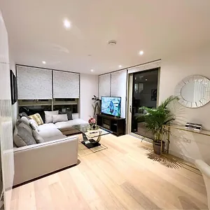 Stylish Docklands Апартаменты Лондон