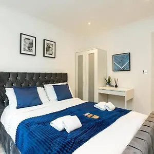Stylish 2bed With Sky Window Apartment London