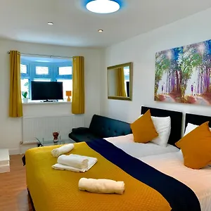 Apartments, Private Bathroom, Kitchenette, Parking, Np3 * London