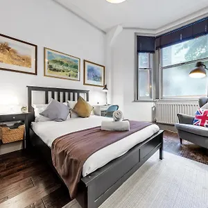 Quiet 2x Bedroom Victorian Terrace Flat + Garden Apartment *