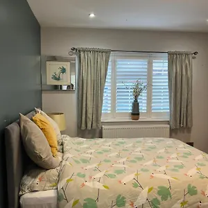 Apartment En-suite Double - Private Entrance & Free Parking *
