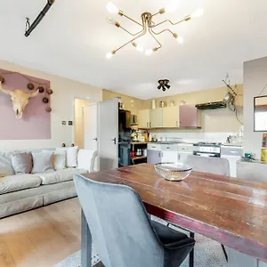 Pass The Keys - Modern Flat In North