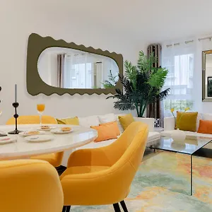 Explore The Exquisite West-end From A Harrods Family And Couple Apartment *