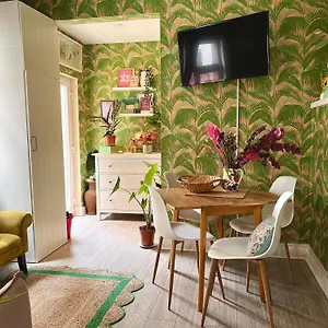 With Cosy Garden In Апартаменты *
