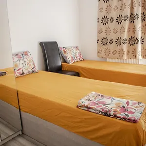 Floral, 5 Bed House In London With Garden, Parking Dagenham