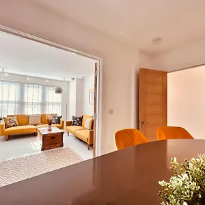 Stunning Spacious B.apt. Slps.4 Лондон