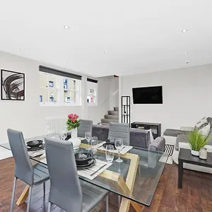Luxury 3 Bedroom House In Limehouse, Close To City! Sleeps 6-8! *