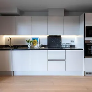 Stylish With Balcony For Upper & Free Parking In A Prime Location - Five Miles From Heathrow Airport Аксбридж