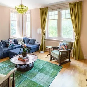 Three-storey, Renovated 1890s Heritage In Spitalfields Market London