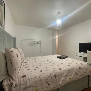 New! 4 Bedroom House With Garden And Lawn Дом отдыха Лондон