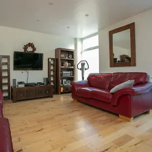 Stunning 3 Bedroom House With Garden In Battersea Apartment