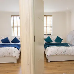Evergreen Apartments-flat 4, London