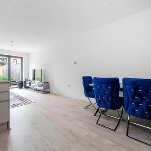 Holiday home Beautiful New Semi-detached 3 Bedroom House Wgarden *