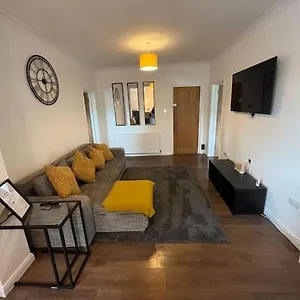 Beautiful 1 Bed Flat Sleeps 4