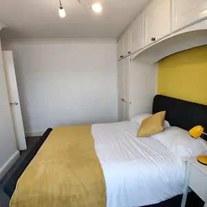 Cosy And Modern Two Bedroom Flat Near Heathrow Hayes (Greater London)