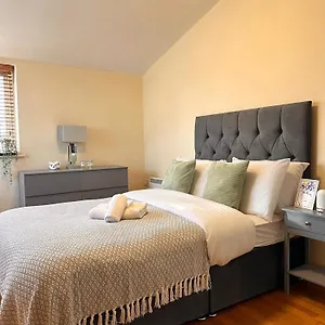 Apartment With Balcony - On High Street - Sleeps 6 London