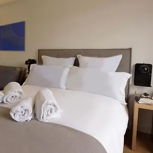 Holiday home Spacious With Free Parking