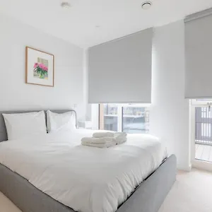 Stylish 2bd Oasis Wbalcony South East London! Apartment *