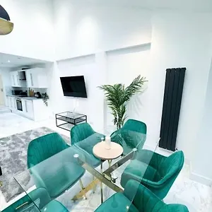 Modern Luxury 2 Bed With Parking Apartment