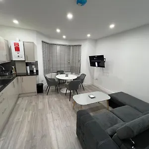 F4 Luxury One Bed With Parking Apartment