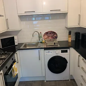 1 Bed Flat Service With Free Parking *