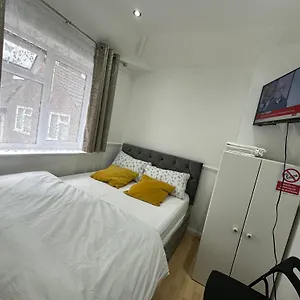 Guest house Cosy Smart/small Double In Keedonwood Road
