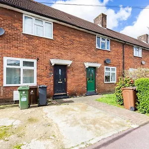 Heads On Bed - 3bedrooms House Walk To Station With Parking