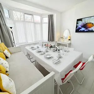 Guest house Luxurious House Near Excel- Air Conditioning, 9 Beds, 2 Baths, Garden, Fast Wifi *
