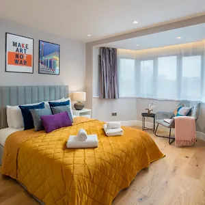Two-bedroom Flat Near Wembley, London ハーロウ