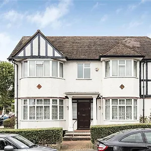 Large 5 Bedroom House In Finchley Apartment