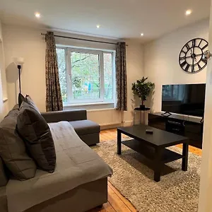 Holiday home 3 Bed Luxury House, 10 Min Walk To Underground *