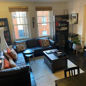 Spacious Flat In West Kensington Apartment