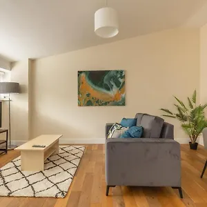 Modern 1 Bed Attic In Brixton *