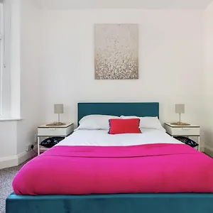 Beautiful 1-bed With Garden In Apartment *