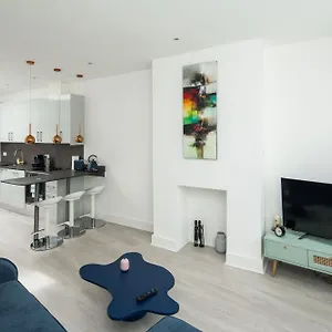Apartment 1 Bedroom Flat In Barons Court *