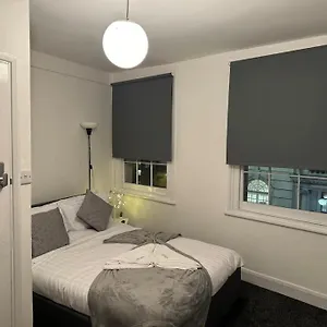 4 • Double Bed In King's Cross Apartment *