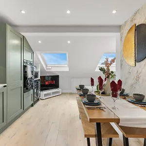 Apartment Peaceful Retreat With Balcony - Sleeps 9 *