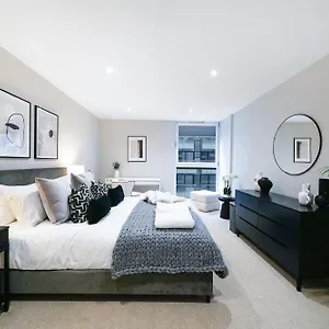 Апартаменты Spacious 1 Bed Flat With Balcony Minutes Walk To Canary Wharf *
