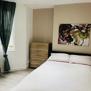 Immaculate 2-bed In