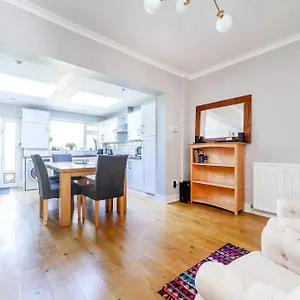 Charming Retreat West London - Spacious & Modern * Hanwell