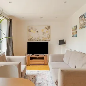 Апартаменты Brand New Flat In With Car Park