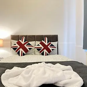 Apartment Three Bedroom Beautiful London