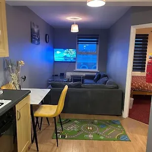 Apartment Lovely Woodford One Bedroom *