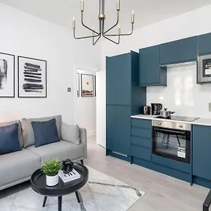 3 Bed New House ! Perfect Location- 5 Minutes From Tube Station Apartment *