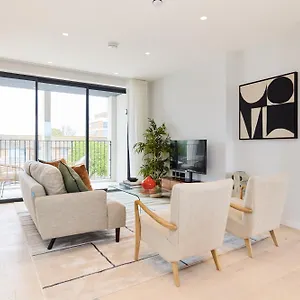 The Brondesbury Hideaway - Stylish 3bdr Flat With Balcony & Parking *