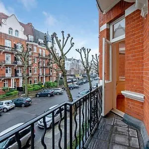 Hyde Park Mansion: Elegant 3-bedroom With Balcony Apartment London