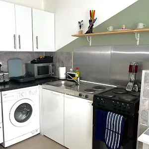 Апартаменты Crescent - Modern 1 Bedroom First Floor