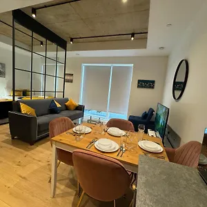 Luxury Flat With Balcony, River View, O2 Arena, Excel, Canary Wharf, Station Apartment